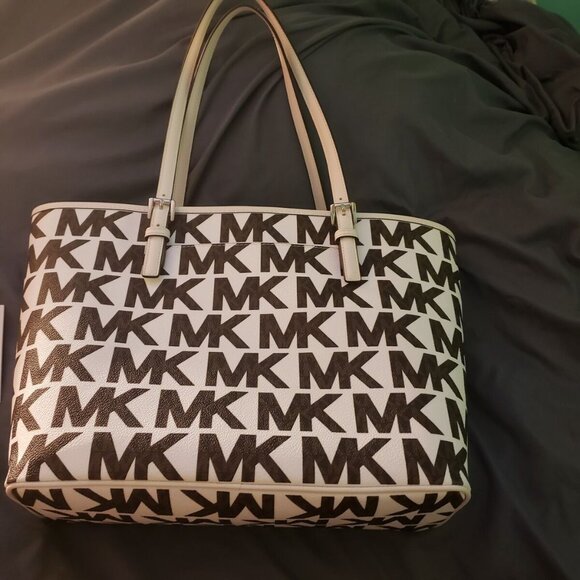 Jet Set Travel Medium Carryall Tote Bag|Michael Kors - Picture 2 of 3